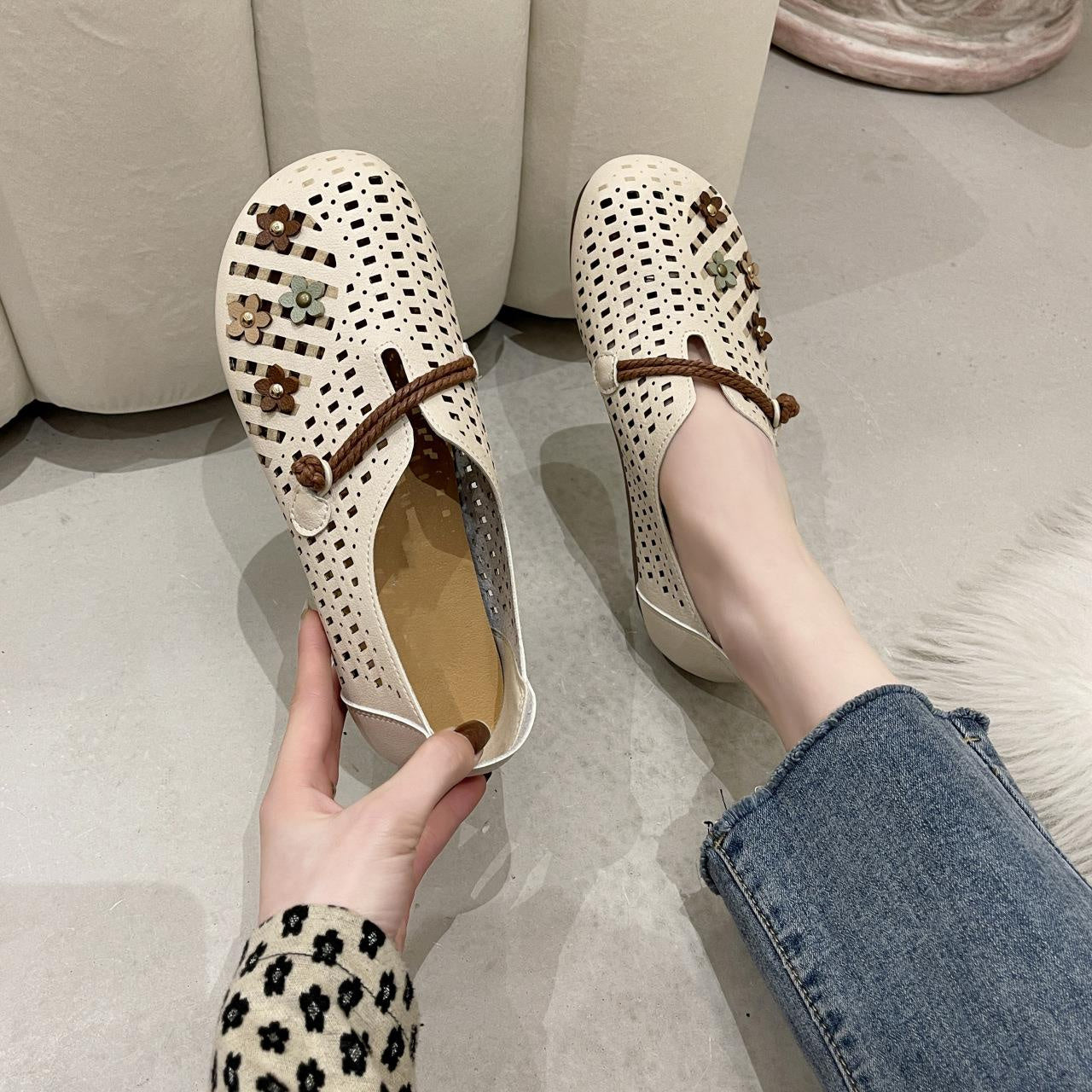 Women Soft Leather Hole Shoes Casual Retro Loafers Sandals Summer Ethnic Style Flowers Flat Hollow Cozy Lightweight